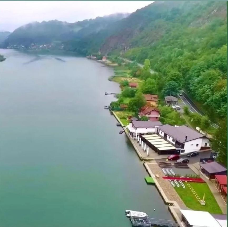 Montekarlo Na Drini Bed and Breakfast Mali Zvornik Eksteriør billede
